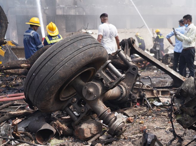 Srušio se trenažni vojni avion u Bangladešu, stradala jedna osoba, četiri povrijeđene (FOTO/VIDEO)