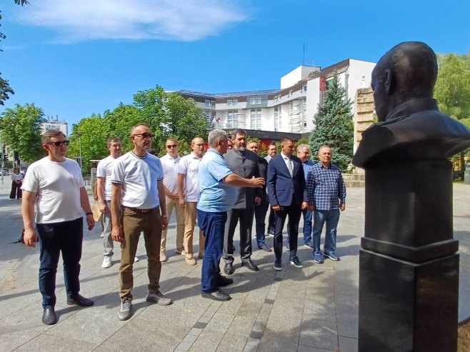 Delegacija Tatarstana položila vijence na spomenik palim borcima Delegacija Tatarstana položila vijence na spomenik palim borcima - Foto: RTRS