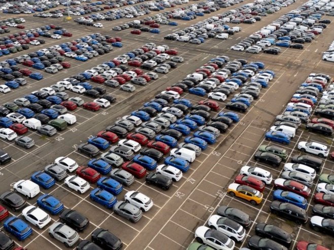 Automobili (foto: EPA/TOLGA AKMEN - ilustracija) - 
