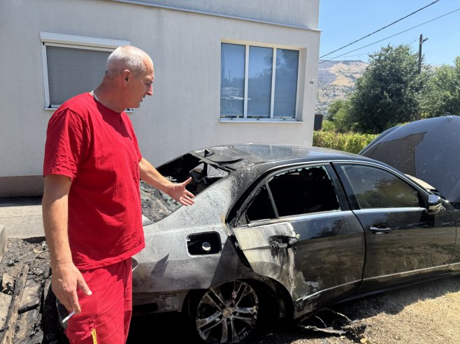 Mostar: Srpskoj povratničkoj porodici Čvoro izgorio automobil u dvorištu porodične kuće Mostar: Srpskoj povratničkoj porodici Čvoro izgorio automobil u dvorištu porodične kuće - Foto: SRNA