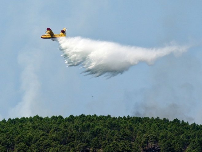 Šibenik: Širi se požar koji je izbio nešto prije 13 časova, gase ga tri kanadera