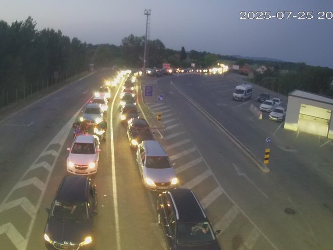 Duge kolone vozila na ulazu u BiH