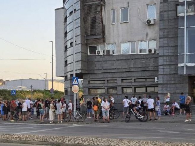 Protest ispred valjevske policije, okupljanja i u Nišu, Užicu i Šapcu