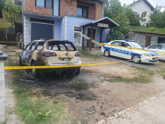 Hurtićev zapaljeni automobil - Foto: RTRS