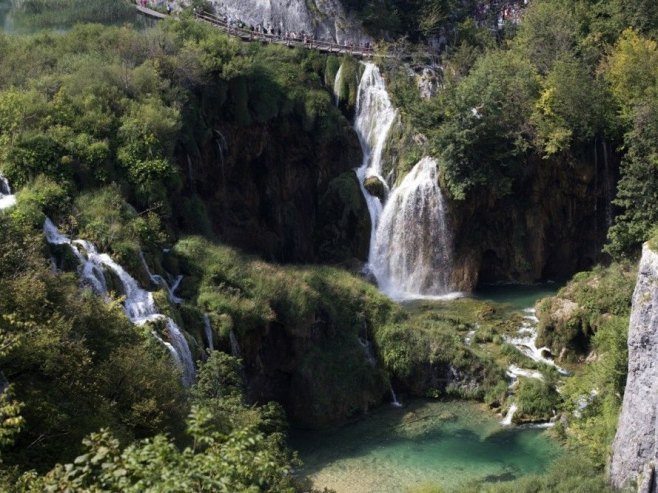Turistički vozić na Plitvičkim jezerima sletio sa puta, šestoro povrijeđenih