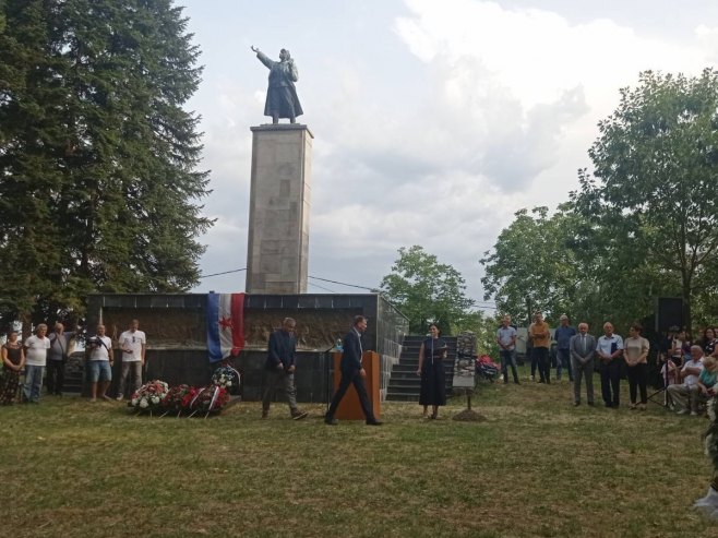 U Donjoj Trnovi kod Ugljevika položeno cvijeće na Spomen obilježju