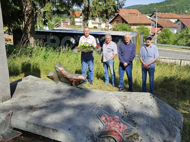 Mrkonjić Grad: Položeni vijenci na Partizanskom groblju u Kasimovcu