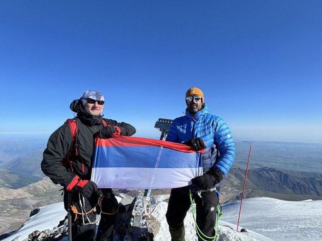 Zastava Srpske na Elbrusu, najvišem vrhu Rusije i Evrope