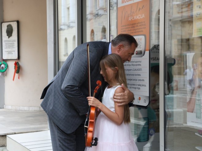 Predsjednik Srpske podržao djevojčicu Vanju koja sviranjem violine skuplja novac za novog terapeutskog konja