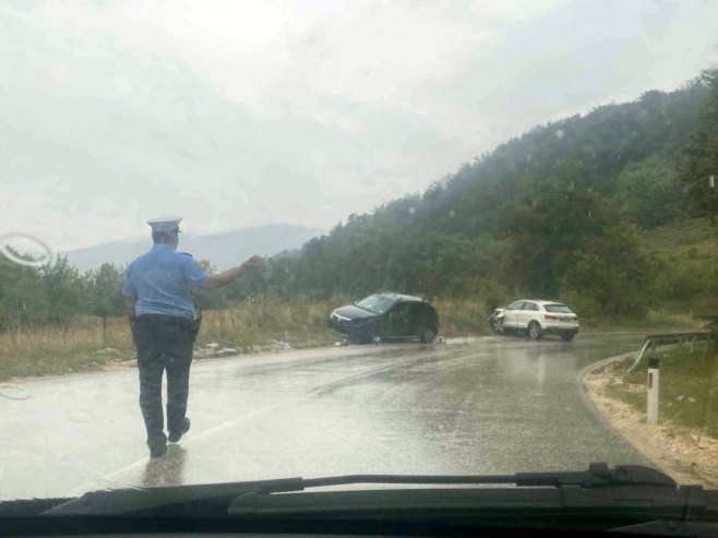 Sudar dva automobila u blizini kasarne na Manjači