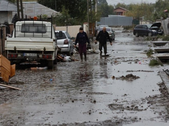 Poplave kakve Rumunija ne pamti: Јedna osoba poginula, stotine ljudi evakuisano (FOTO/VIDEO)