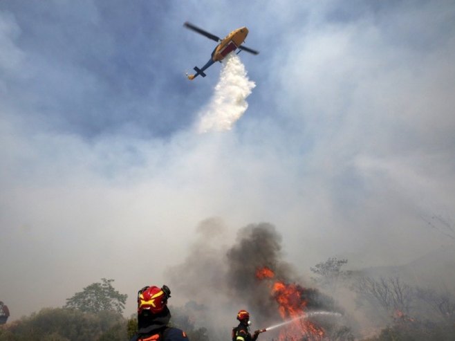 Bukte požari u Makedoniji; Pomoć ponudile Slovenija i Češka, sutra stižu helikopter i vatrogasci