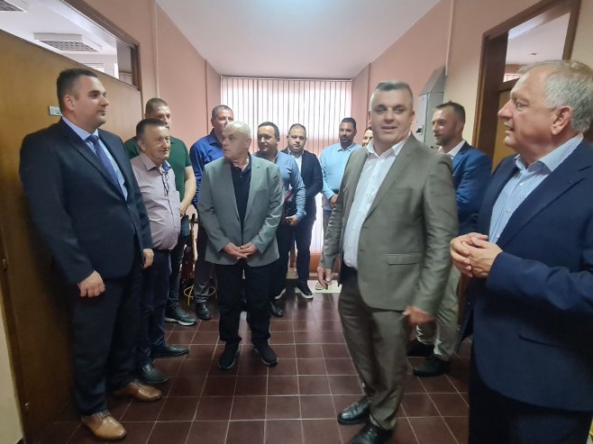 Teslić: Skupština bez kvoruma i sa zaključanim vratima sale
