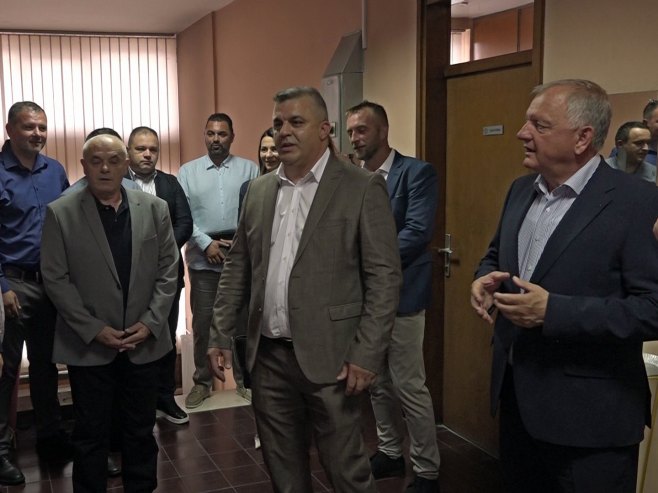 Teslić: Odbornike dočekala zaključana vrata skupštinske sale i još jedna propala sjednica (FOTO)