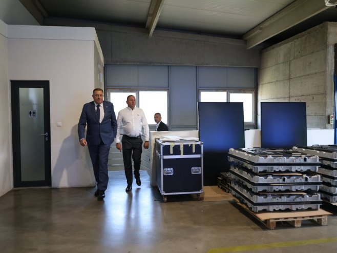 Predsjednik Srpske u posjeti kompaniji "Antena net" u Tesliću; Vlasniku uručen grb Republike (FOTO)