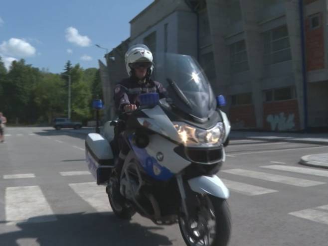 Uvijek spreman da pomogne: Tomislav Knežević, jedini policajac na motociklu od Han Pijeska do Trnova (VIDEO)