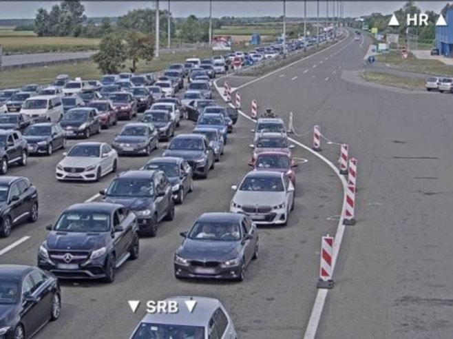 Kolone vozila na Bajakovu (Foto: HAK) Kolone vozila na Bajakovu (Foto: HAK) -