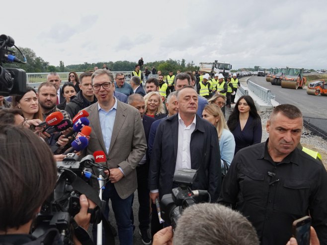 Vučić obišao radove na izgradnji saobraćajnice Slepčević - Badovinci (foto: TANJUG/ VLADIMIR ŠPORČIĆ) - 