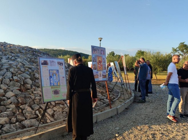 U porti spomen hrama u Prebilovcima otvorena izložba "Od smrti je jače vaskrsenje"