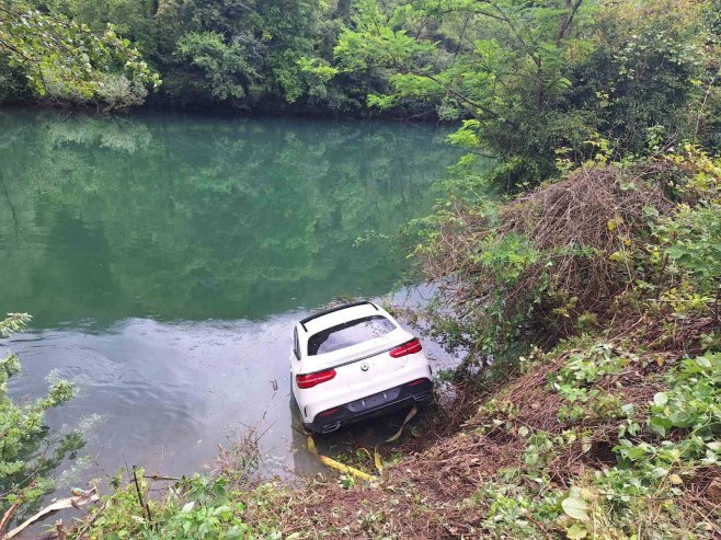 Vatrogasci izvukli automobil iz Vrbasa (FOTO)