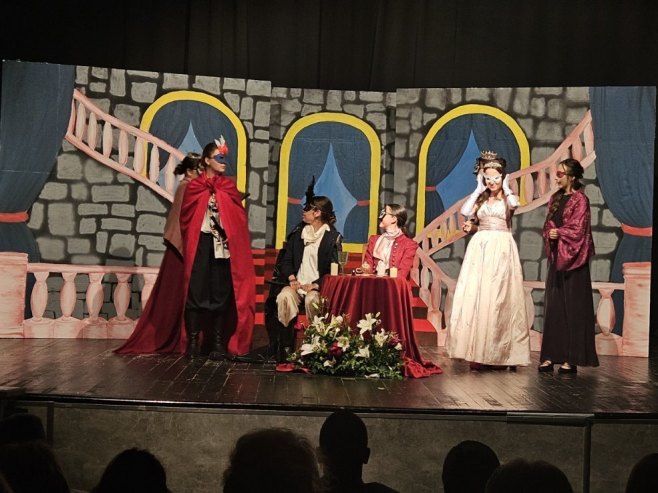 Premijerom predstave "Siromašni Romeo" počeli Dani pozorišta u Mrkonjić Gradu