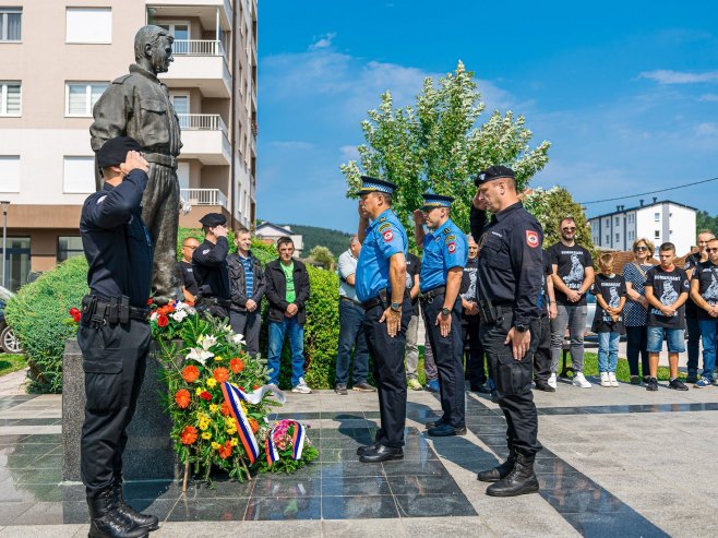 Obilježeno 27 godina od ubistva Srđana Kneževića Obilježeno 27 godina od ubistva Srđana Kneževića - Foto: SRNA