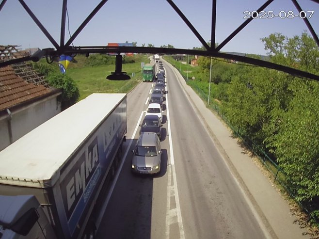 Duge kolone na graničnim prelazima prema Hrvatskoj i Crnoj Gori