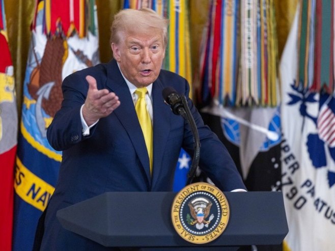 Donald Tramp (foto: EPA/SHAWN THEW) - 