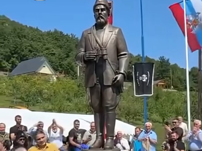 Mještani prenijeli spomenik Pavlu Đurišiću u crkvu