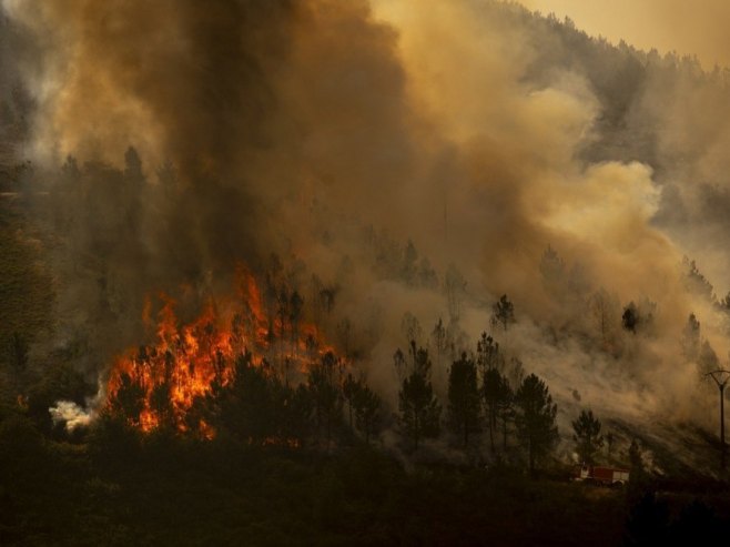Požar (foto: EPA/BRAIS LORENZO) - 