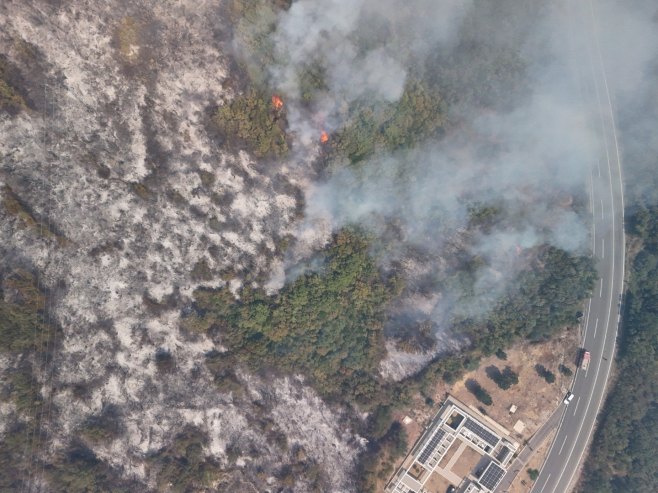Požari bukte širom Crne Gore, očekuje se da stigne helikopter iz Srbije (VIDEO)