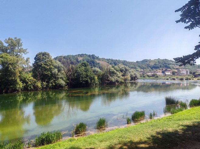 Una promijenila boju; Provjerava se ispravnost vode za piće u Novom Gradu, građani da prokuvavaju vodu (FOTO)