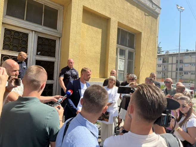 Draško Stanivuković ispred Sokolskog doma Draško Stanivuković ispred Sokolskog doma - Foto: RTRS