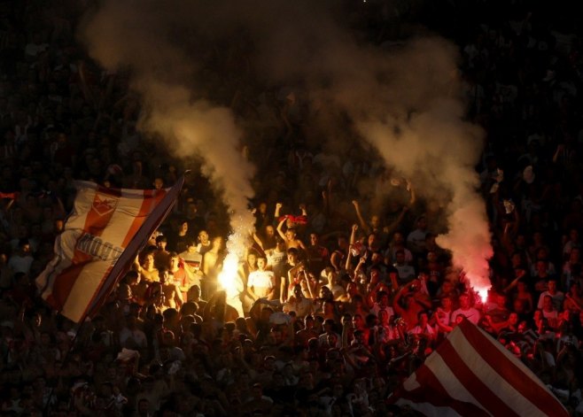 Navijači Crvene zvezde (Foto: EPA/MARKO DJOKOVIC) Navijači Crvene zvezde (Foto: EPA/MARKO DJOKOVIC) -