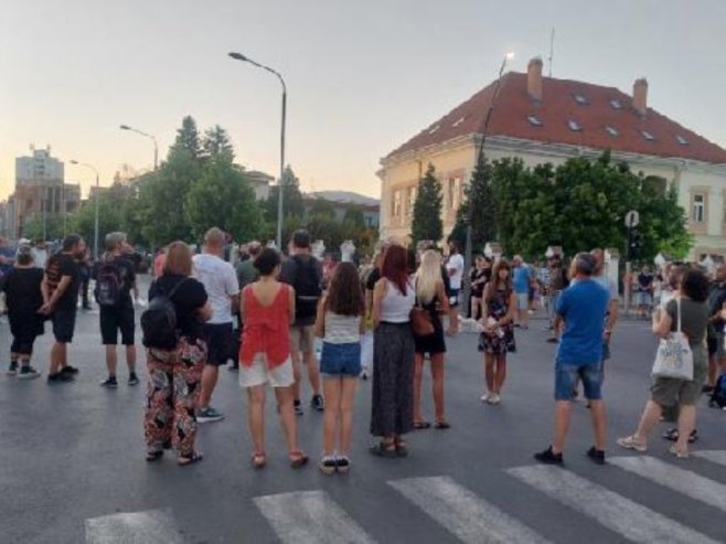 U Beogradu i Novom Sadu protesti studenata u blokadi, dijela opozicije i tzv. zborova; Demolirane prostorije SNS-a (VIDEO)