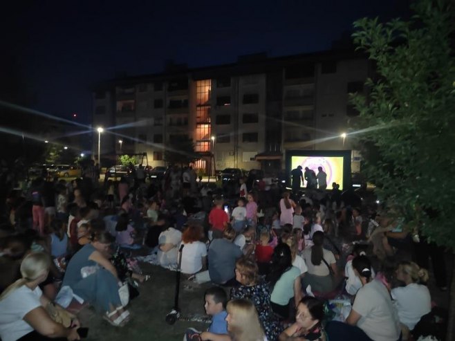 Mališani u prijedorskom naselju Pećani uživali u kinu pod vedrim nebom