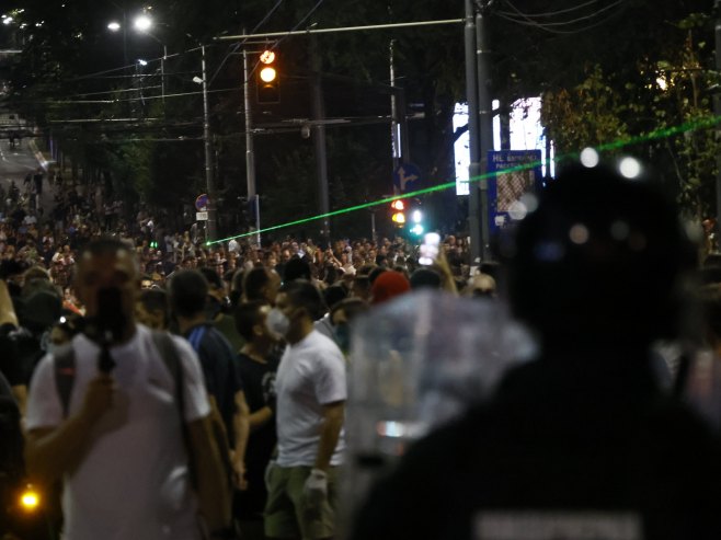 Neredi na protestu u centru Beograda, okupljanja u više gradova u Srbiji