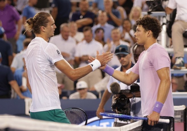 Zverev i Šelton (Foto: EPA/MARK LYONS) - 
