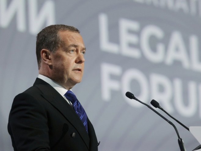 Dmitrij Medvedev (foto: EPA/EKATERINA SHTUKINA) - 