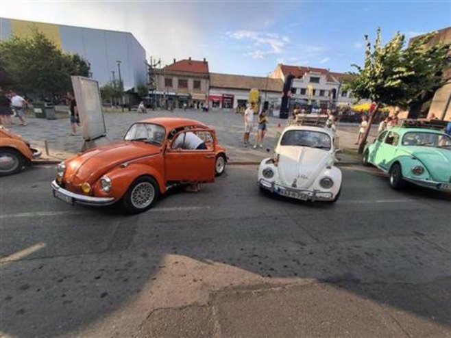 Bube i drugi oldtajmeri prodefilovali Bijeljinom (FOTO)