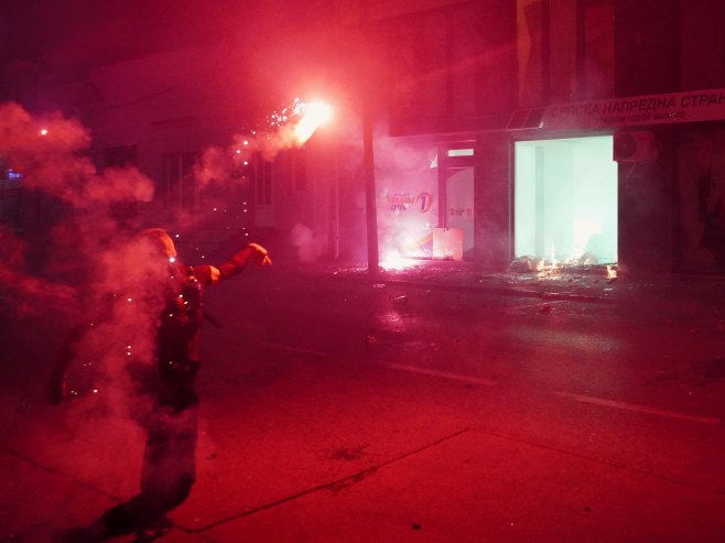 Demonstranti nasrnuli na prostorije SRS-a i SNS-a u Zemunu i Valjevu