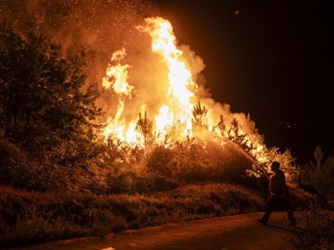 Požari na sjeverozapadu Španije (foto: EPA/BRAIS LORENZO) Požari na sjeverozapadu Španije (foto: EPA/BRAIS LORENZO) -
