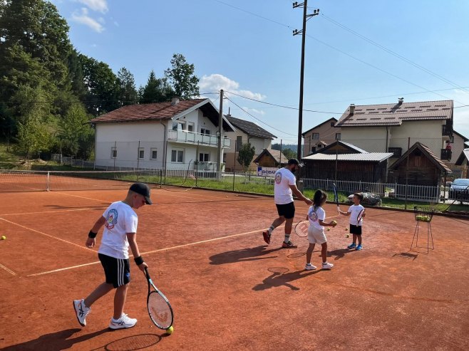 Teniski kamp na Palama okupio 17 mladih tenisera