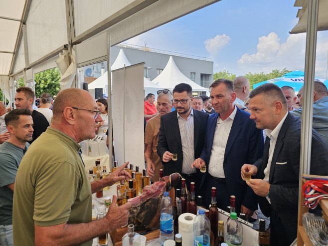 Otvoren sajam šljive, voćnih rakija i meda (VIDEO)
