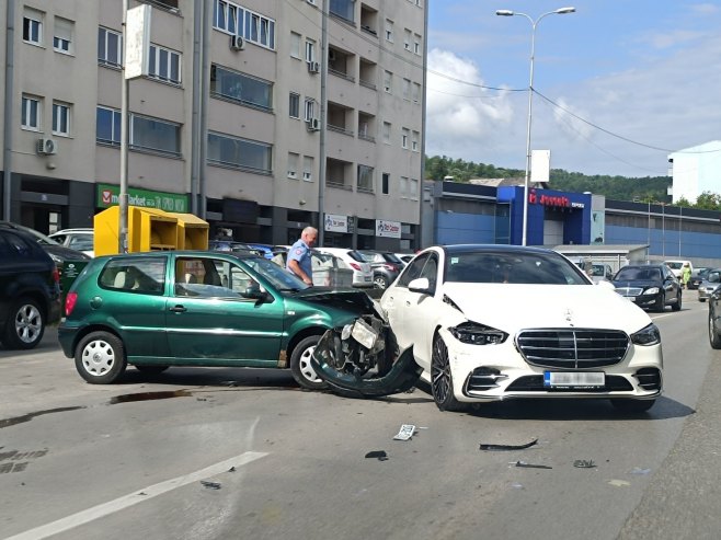 Saobraćajna nezgoda na Laušu, stvaraju se gužve (FOTO)