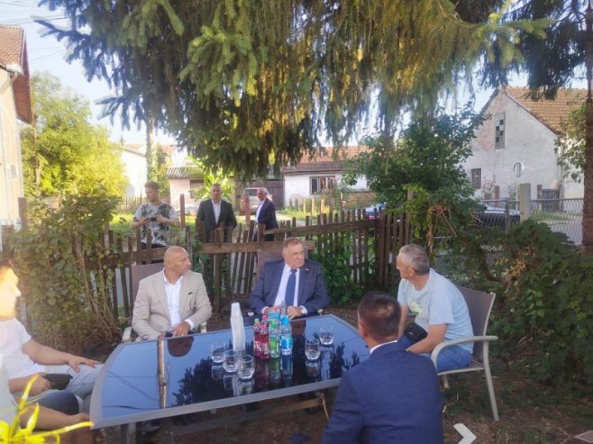 Posjeta porodici Spahalić Posjeta porodici Spahalić - Foto: RTRS