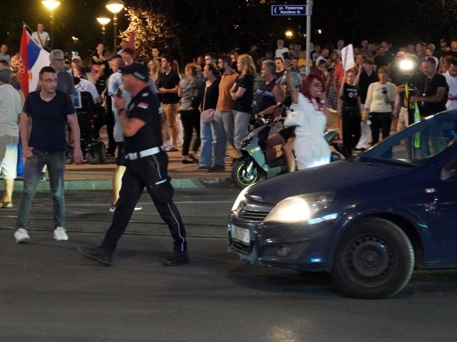 Incidenti ispred prostorija SNS-a u centru Beograda, okupljanja u više gradova u Srbiji