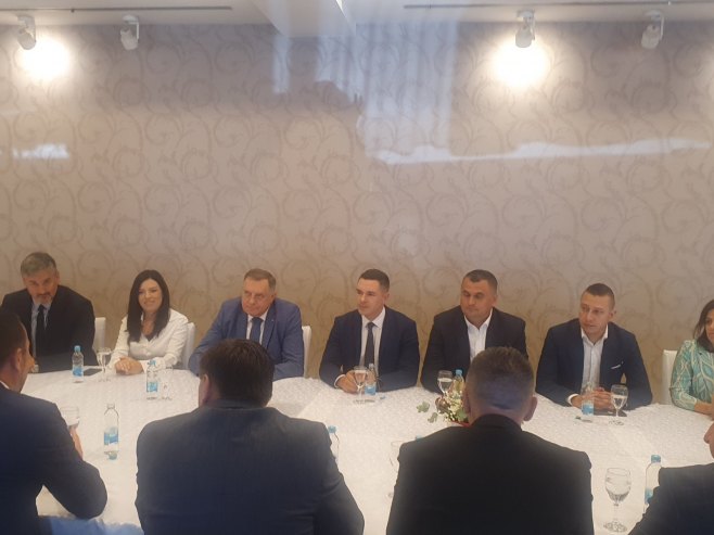 Predsjednik Dodik u Doboju povodom slave grada; Uručena slika tvrđave Gradina (FOTO) Predsjednik Dodik u Doboju povodom slave grada; Uručena slika tvrđave Gradina (FOTO)