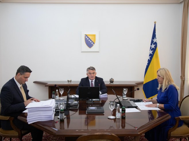 Predsjedništvo BiH usvojilo budžet, Cvijanović preglasana - budžetom pravljen prostor za Šmitove antidejtonske akrobacije