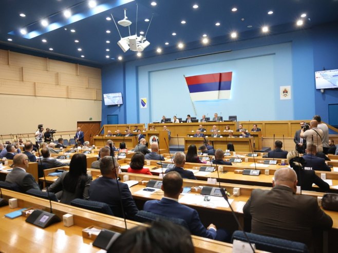 Usvojena ostavka premijera Viškovića (FOTO)